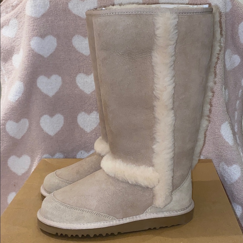 UGG Kids Sunsparkle Boots in Sand in Size 5 (Big Kids)
